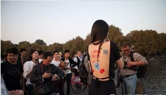 美女西湖邊裸背做廣告一天收入萬(wàn)元攢錢創(chuàng)業(yè)