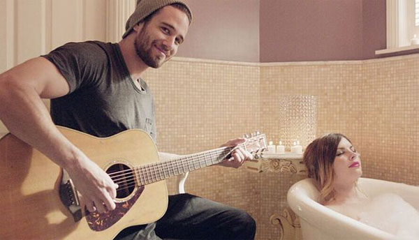 還可以彈著吉他唱《小蘋果》給你聽