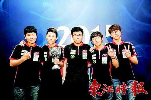 朱永權（左二，即舉杯者）和隊友。