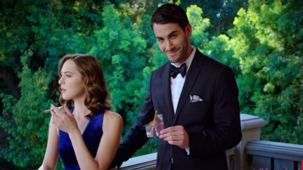 當你失戀的時候，他可以用前男友的照片幫你點煙，順便拍照氣死前男友