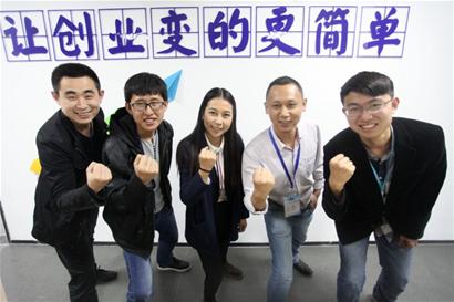 年輕的創(chuàng)客們?cè)谇鄭u西海岸新區(qū)光谷OVU+創(chuàng)客工坊開(kāi)啟創(chuàng)業(yè)之路。